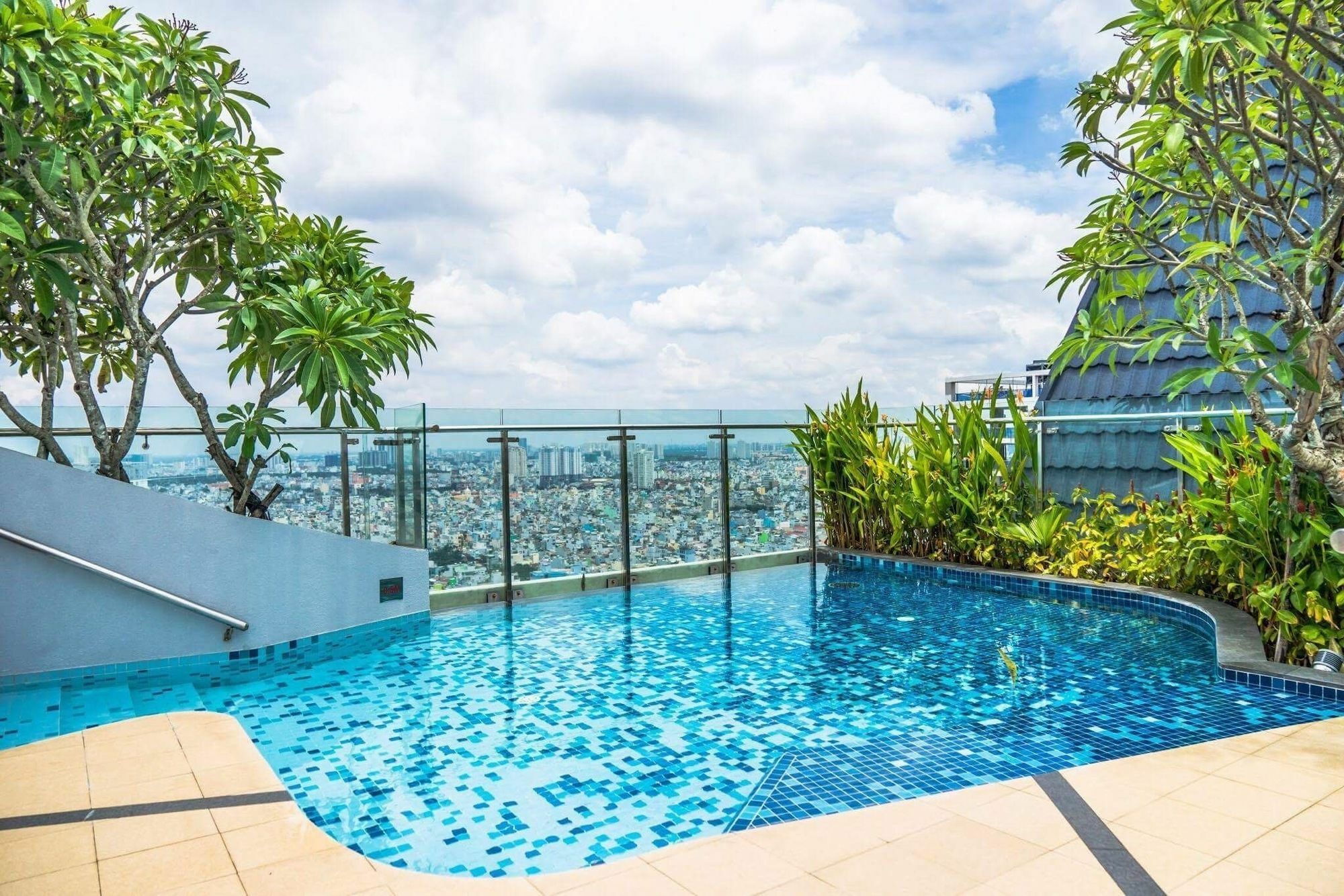 The Manner Apartment Icon 56 Rooftop Pool Хошимин Экстерьер фото